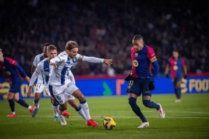 西甲焦点｜巴萨11连胜冲冠遇阻？皇家社会主场凭体能死磕残阵领头羊